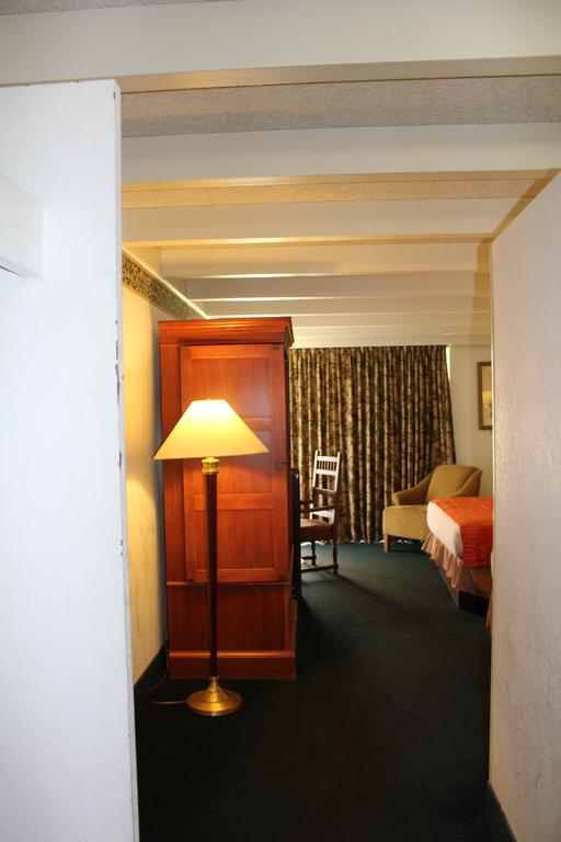 Rodeway Inn & Suites Rockford Exterior foto